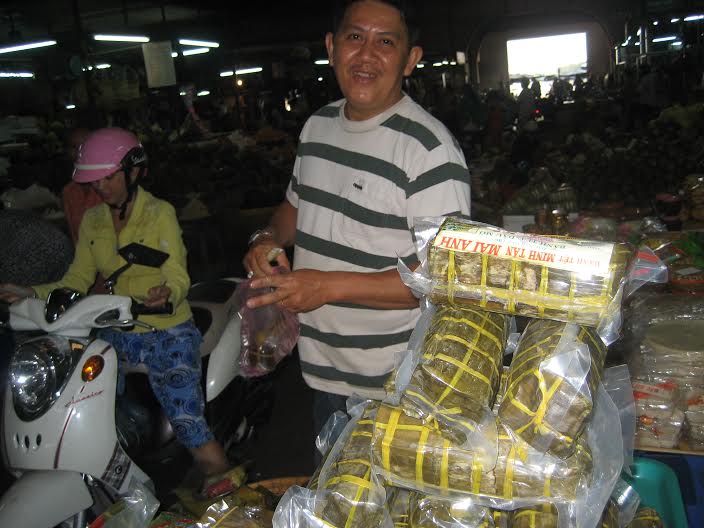 To&agrave;n bộ phần nh&acirc;n b&aacute;nh gồm thịt sườn cốt lết, l&ograve;ng đỏ trứng v&agrave; đậu xanh được v&ograve; lại