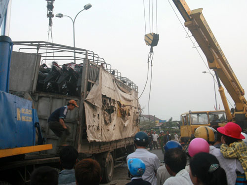 Nhiều người hiếu kỳ kéo đến xem cứu hộ xe bị lật