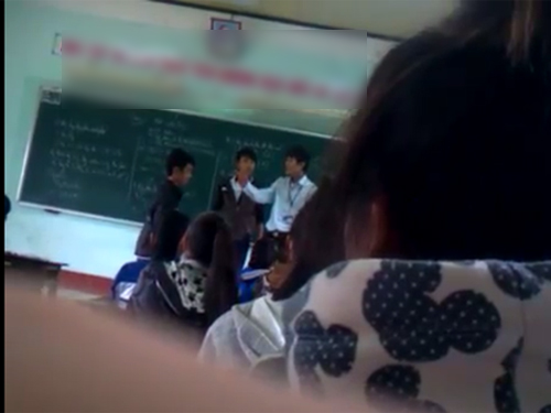 Thầy Tuấn Anh t&aacute;t tr&ograve; li&ecirc;n tiếp tr&ecirc;n bục giảng. Ảnh cắt từ clip