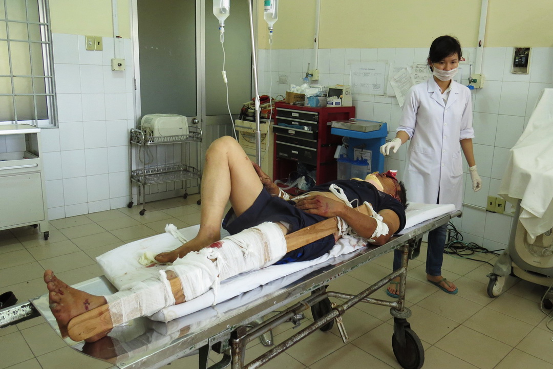 Lật xe chở ong, ba người bị thương nặng