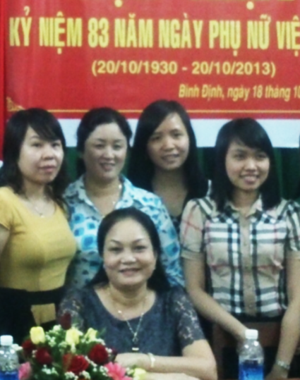 B&agrave; Vũ Thị Thu Hương (h&agrave;ng đứng, thứ hai từ tr&aacute;i qua)