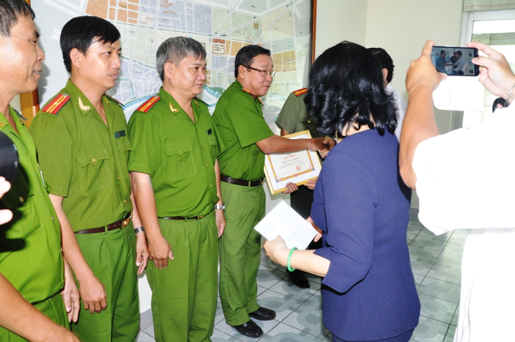 UBND quận 5 - TP HCM, tổ chức trao giấy khen v&agrave; 5 triệu đồng cho C&ocirc;ng an quận 5&nbsp;