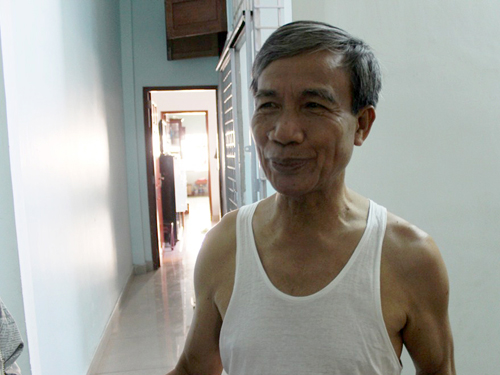 &Ocirc;ng Cảnh vui mừng khi t&igrave;m thấy ch&aacute;u.