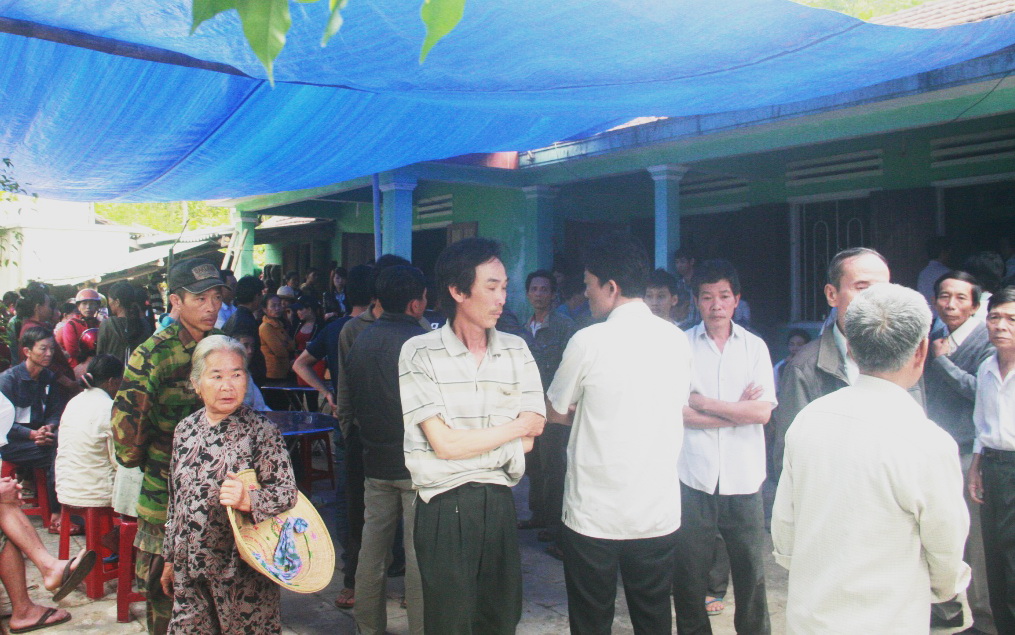 Rất đông bà con đến viếng đám tang ba mẹ con cô giáo