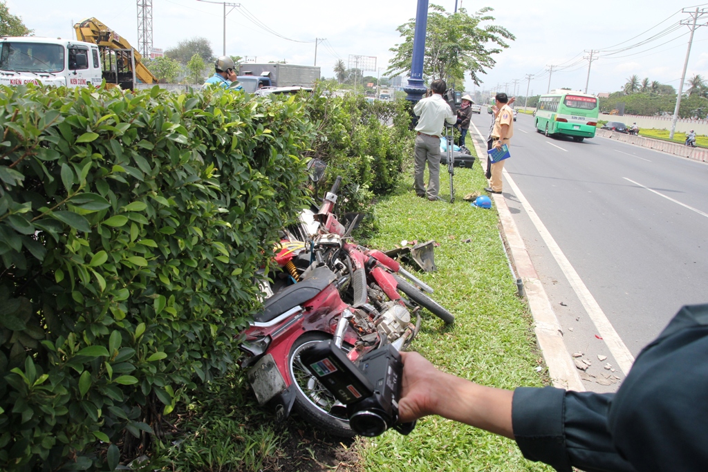 Tai nạn khiến hai c&ocirc;ng nh&acirc;n đang cắt tỉa c&acirc;y xanh nhập viện trong t&igrave;nh trạng nguy kịch