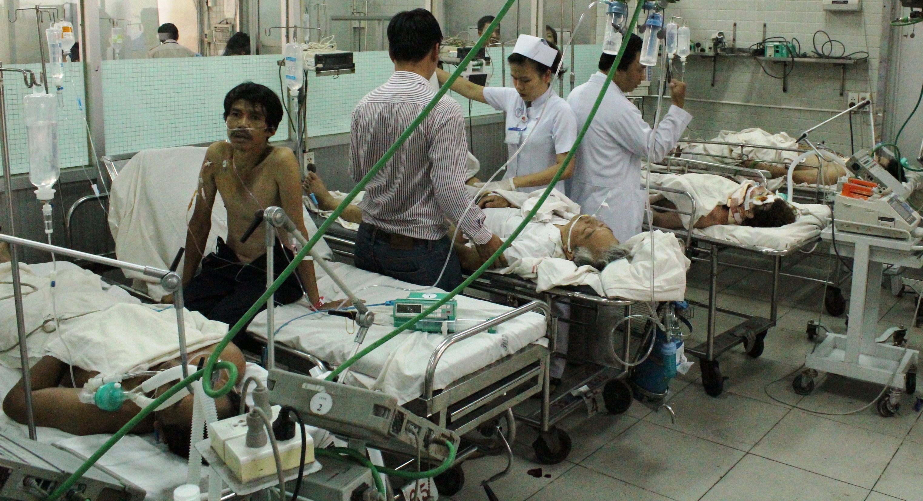 Các bác sĩ đang dốc toàn lực cấp cứu cho nạn nhân vụ tai nạn