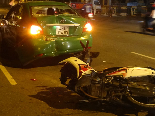 Xe máy tông đuôi taxi bẹp dúm