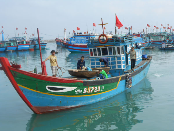 Ăn theo giàn khoan HD-981, tàu cá Trung Quốc lộng hành