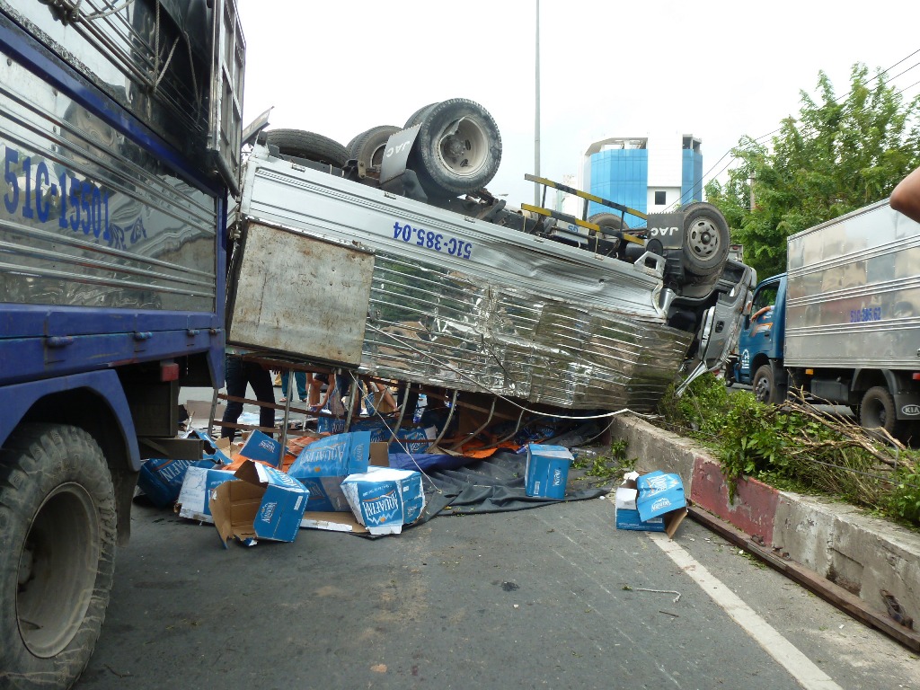 Xe tải bị bể bánh, mất lái nhào qua bên kia đường