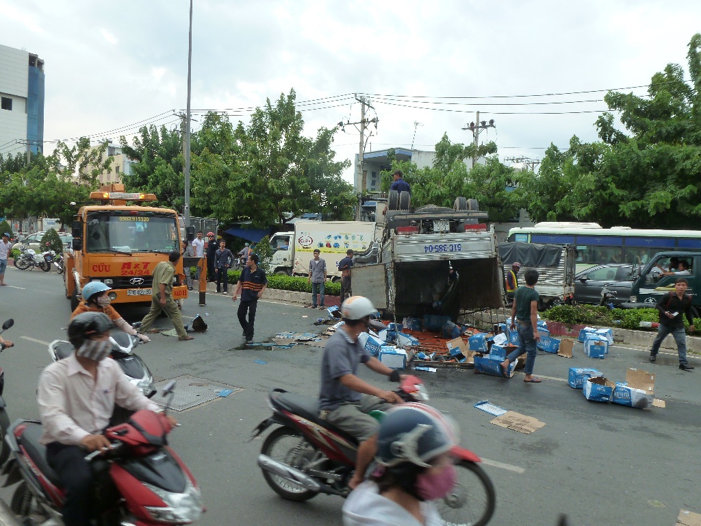 Mấy chục thùng nước văng tung tóe ra đường
