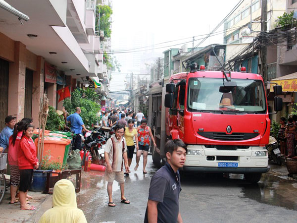 TP HCM: Bà hỏa thiêu rụi kho hàng