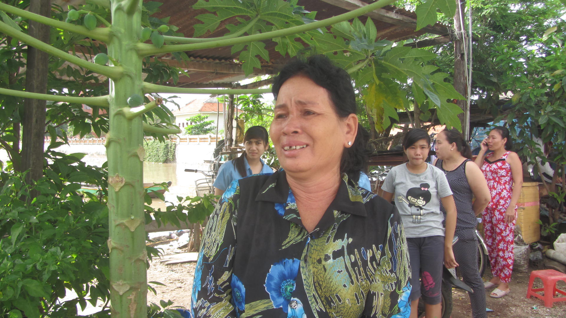 Người phụ nữ này không cầm được nước mắt khi nghe tin người thân gặp nạn