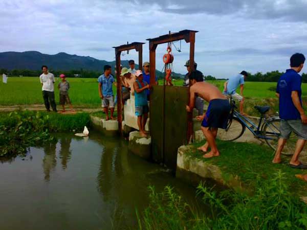 Người d&acirc;n địa phương chặn d&ograve;ng k&ecirc;nh để t&igrave;m thi thể em Nghĩa