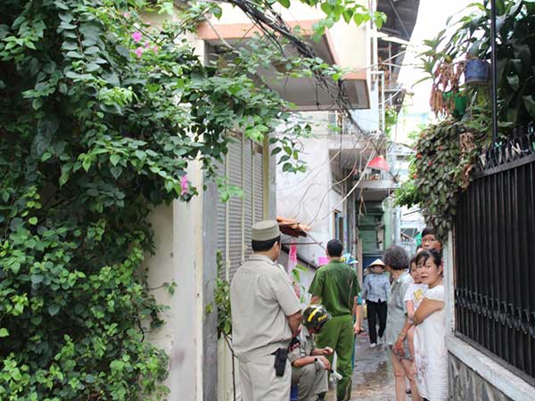 Hẻm nhỏ v&agrave; nhiều chướng ngại vật n&ecirc;n việc chữa ch&aacute;y gặp nhiều kh&oacute; khăn.