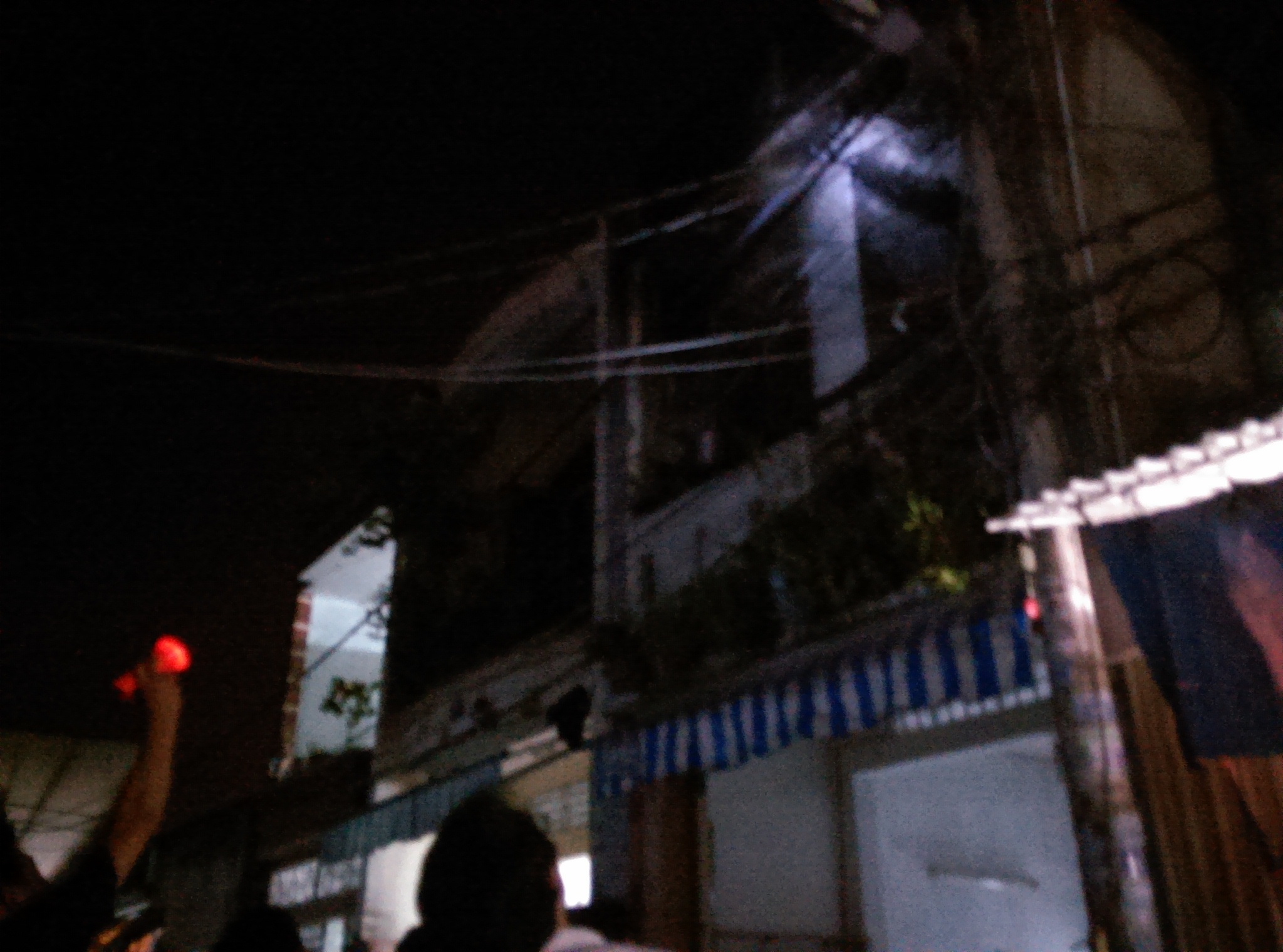 Hỏa hoạn lúc nửa đêm, người dân chạy tán loạn