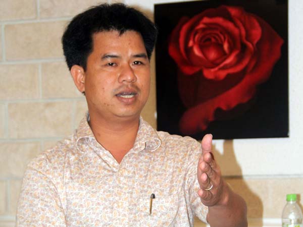 &Ocirc;ng L&ecirc; Đ&igrave;nh Thuật, đại diện của c&ocirc;ng ty TNHH MTV Xăng dầu Trường Xu&acirc;n bất ngờ xuất hiện tại cuộc họp b&aacute;o để đ&ograve;i nợ