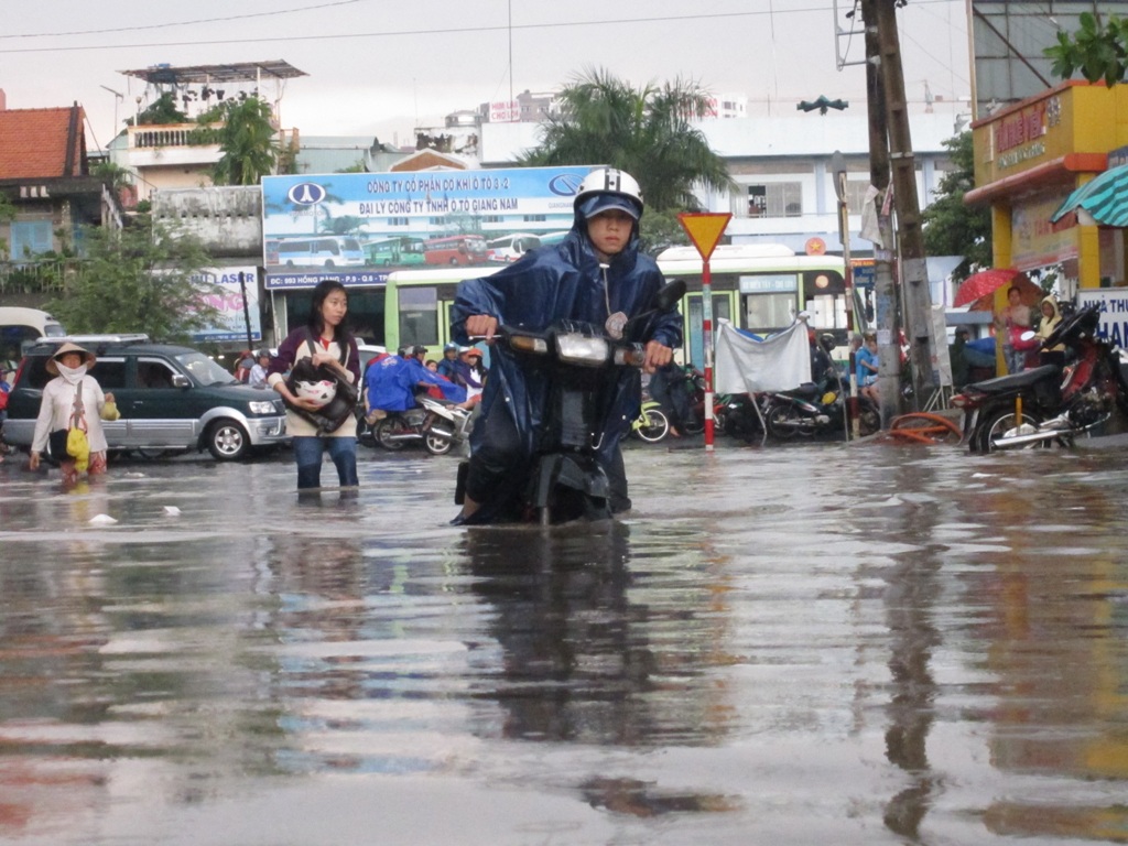 Cơn mưa to chiều 6-9 khiến đường sá biến thành sông. Ảnh: G.Minh