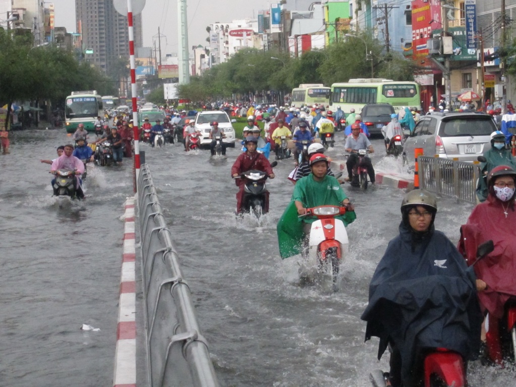 Các tuyến đường ở quận 6 bị ngập rất nặng