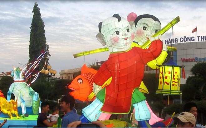 Hàng ngàn lồng đèn sáng rực phố biển Phan Thiết