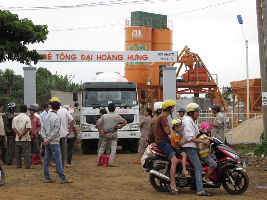 Gây ô nhiễm, công ty bê tông bị người dân “phong tỏa”