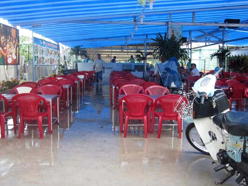 Nước ngập tr&agrave;n v&agrave;o nh&agrave; d&acirc;n, qu&aacute;n ăn.