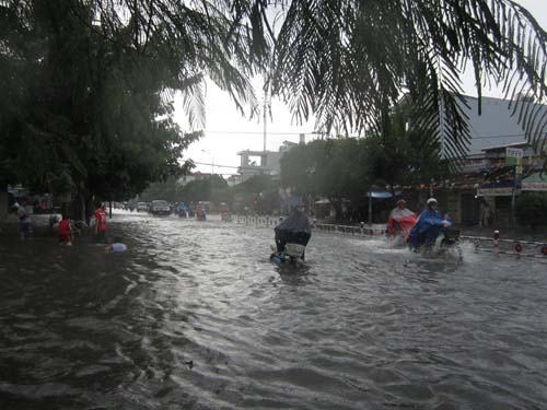 Nhiều đoạn nước d&acirc;ng cao gần 1 m.
