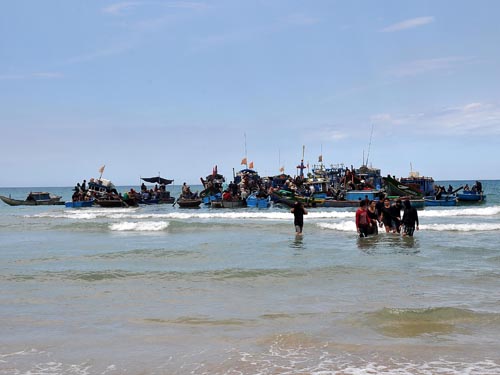 Nghi có tàu cổ đắm, người dân lén lút trục vớt cổ vật