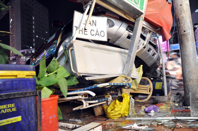 Chiếc xe chỉ dừng lại khi t&ocirc;ng v&agrave;o trụ điện v&agrave; c&agrave;y n&aacute;t tủ thuốc l&aacute;, tủ b&aacute;n v&eacute; số tr&ecirc;n vỉa h&egrave;.