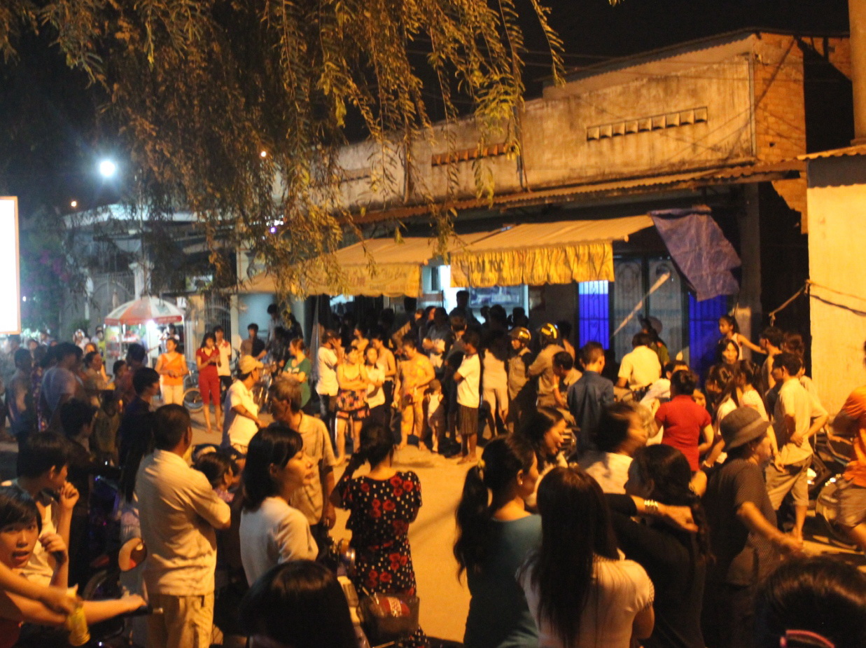 H&agrave;ng trăm người d&acirc;n đến theo d&otilde;i vụ việc