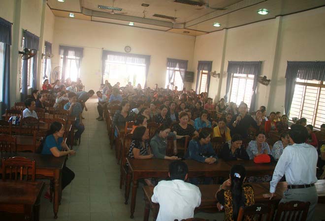 Khoảng 100 tiểu thương đ&atilde; được đ&iacute;ch th&acirc;n Ph&oacute; chủ tịch UBND TP Tam Kỳ mới v&agrave;o hội trường để đối thoại trực tiếp