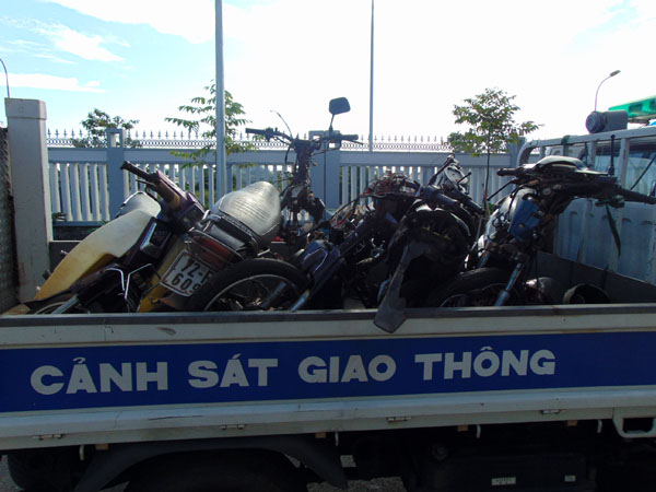 Xe m&aacute;y của c&aacute;c d&acirc;n ph&ograve;ng v&agrave; c&ocirc;ng an vi&ecirc;n bị hư hỏng sau vụ tai nạn