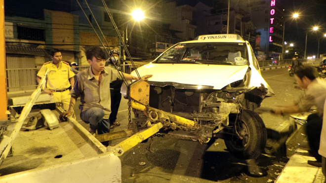 Đầu xe taxi hư hỏng nặng