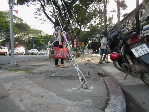 Những d&acirc;y c&aacute;p chắn ngang vỉa h&egrave;, g&acirc;y nguy hiểm cho người đi bộ