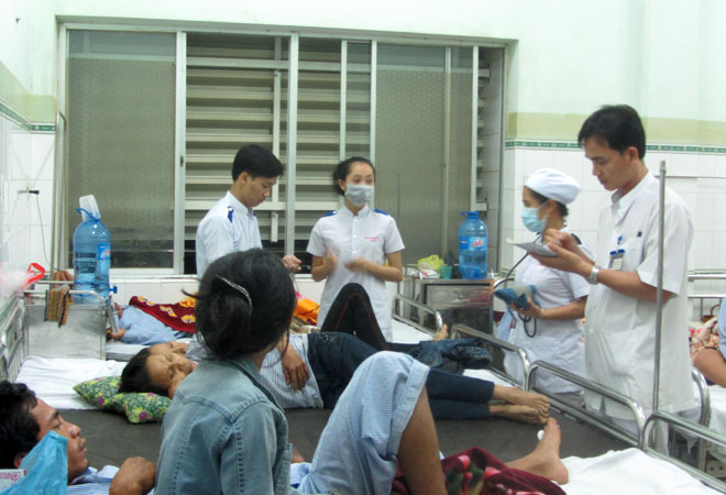 12 hai h&agrave;nh kh&aacute;ch bị thương được cấp cứu ở bệnh viện Đa khoa tỉnh B&igrave;nh Thuận.
