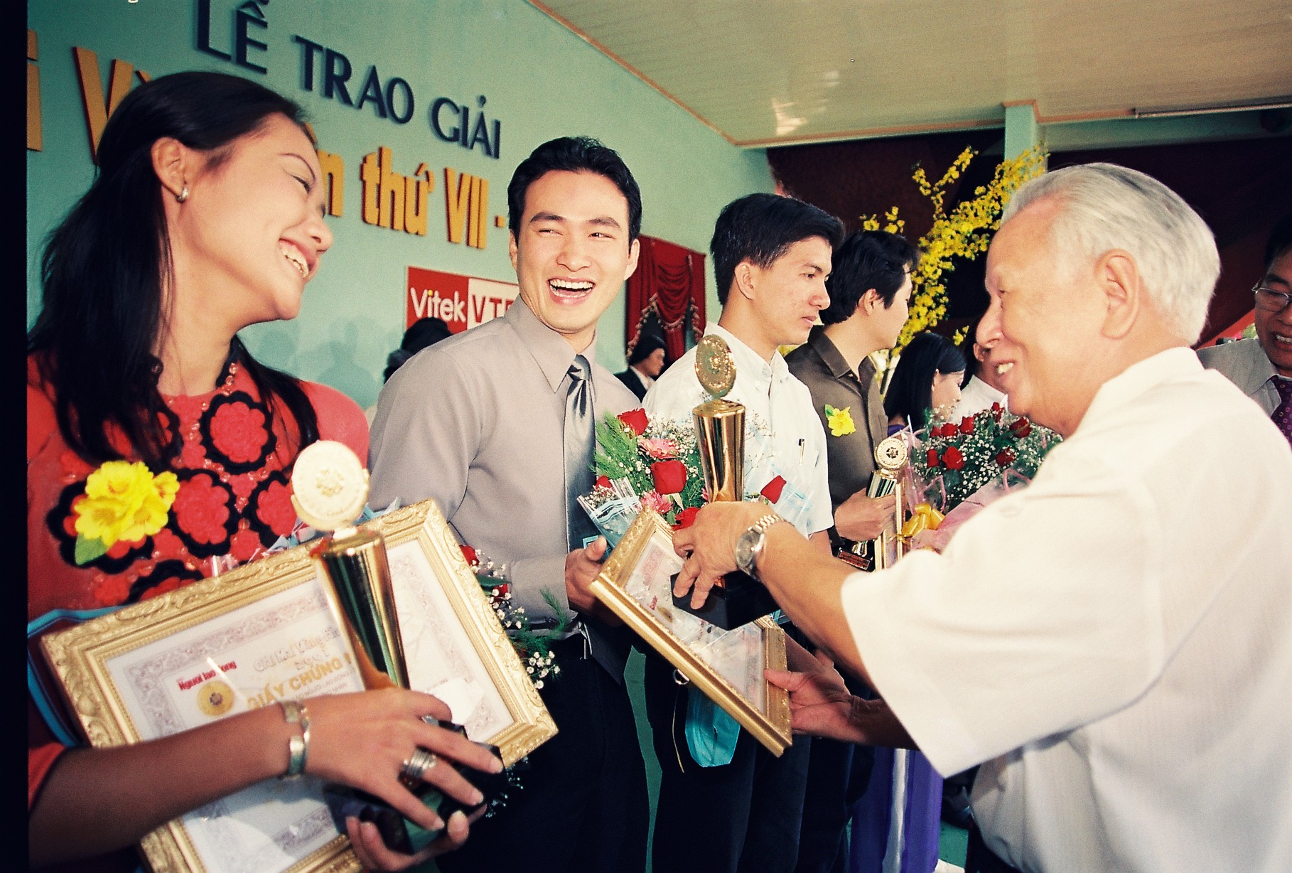 Cười hớn hở khi nhận giải