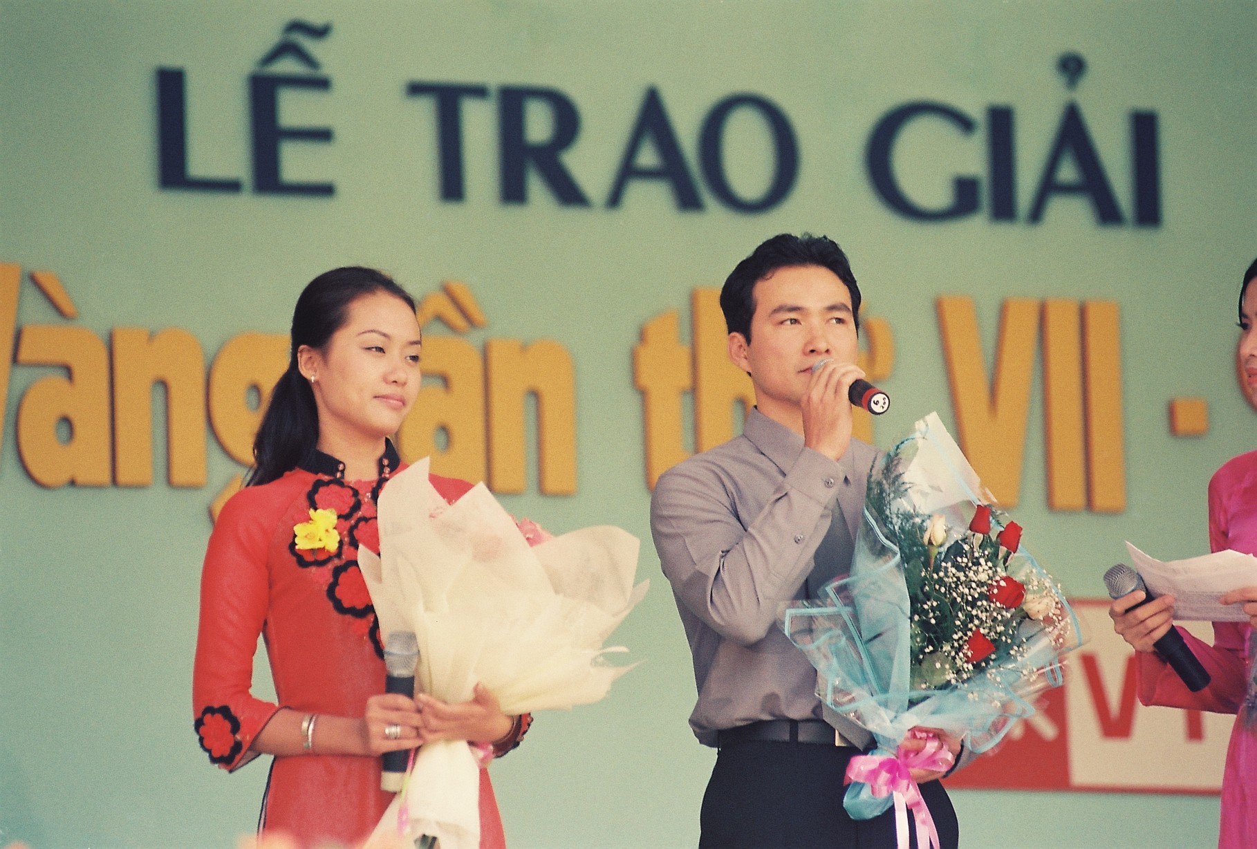 Ph&aacute;t biểu cảm tưởng sau khi nhận giải b&ecirc;n cạnh diễn vi&ecirc;n Hồng &Aacute;nh