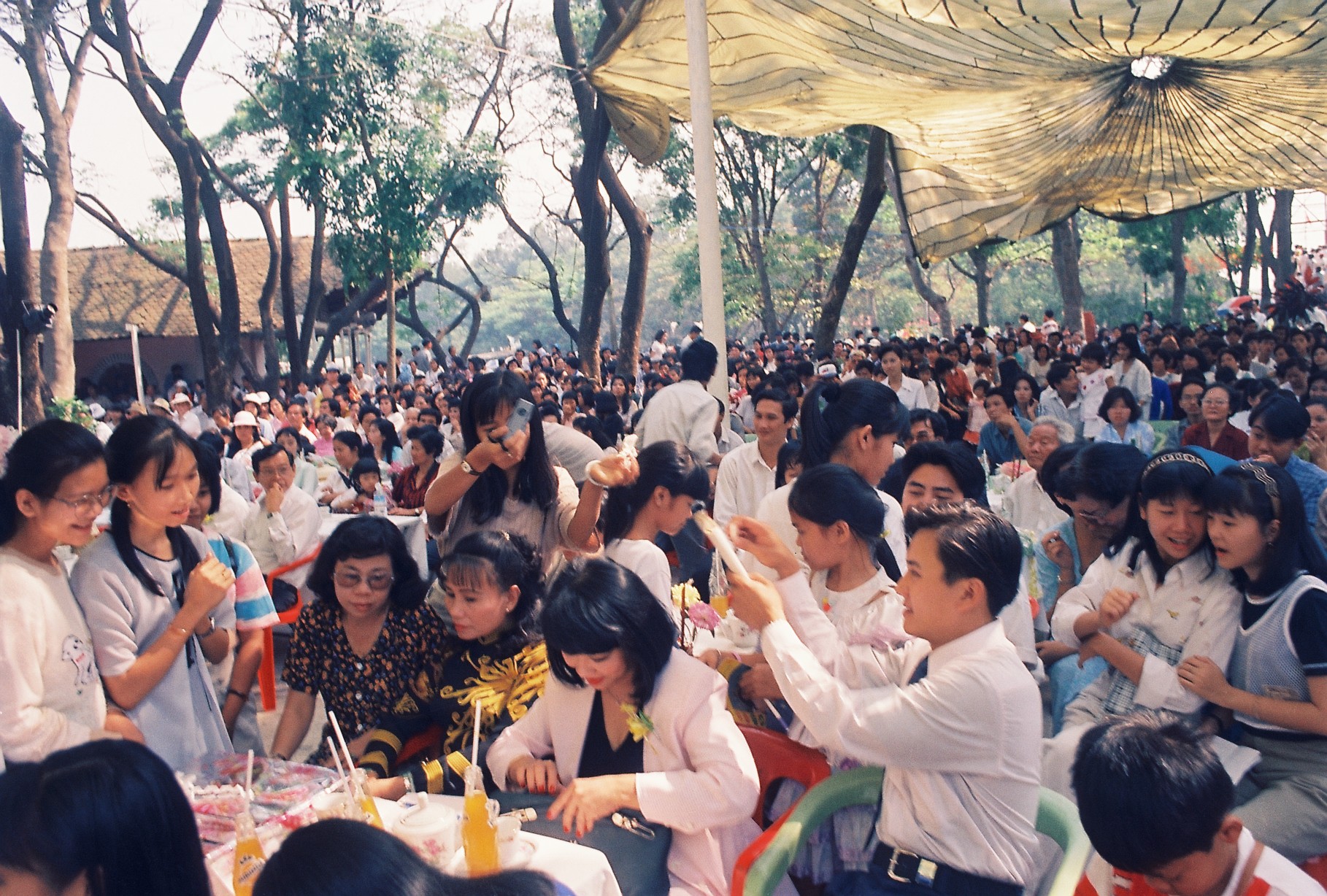 Vui vẻ k&yacute; tặng người h&acirc;m mộ