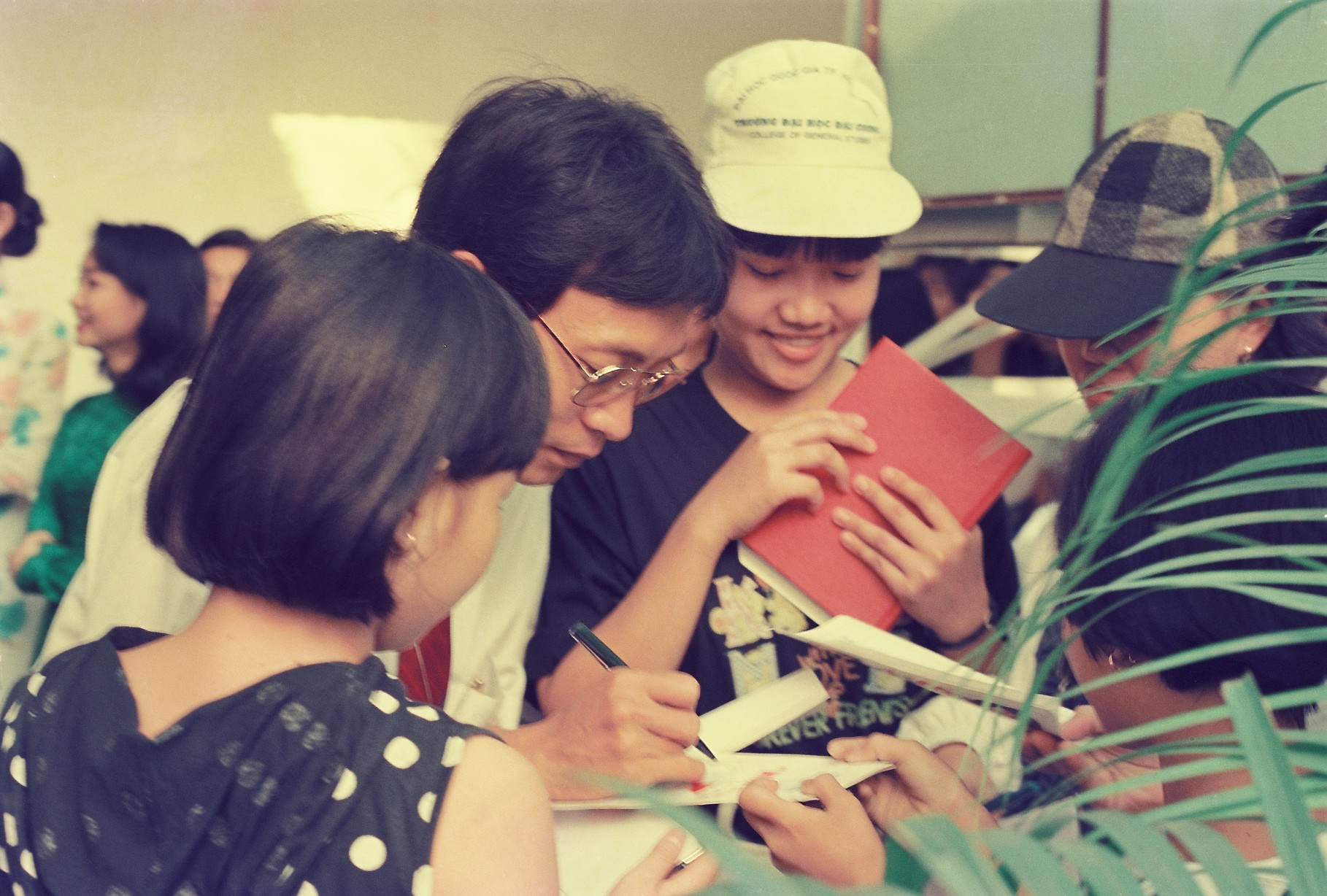 Nhiệt t&igrave;nh k&yacute; tặng cho c&aacute;c fan