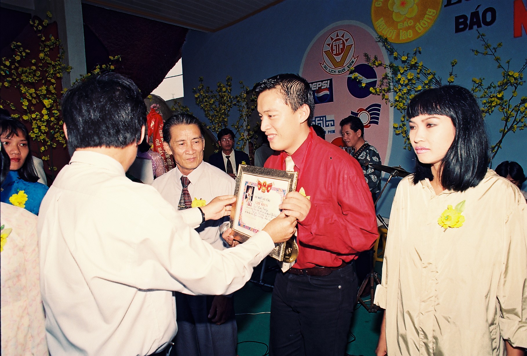 Cả hai c&ugrave;ng đứng cạnh nhau tr&ecirc;n s&acirc;n khấu chờ nhận giải
