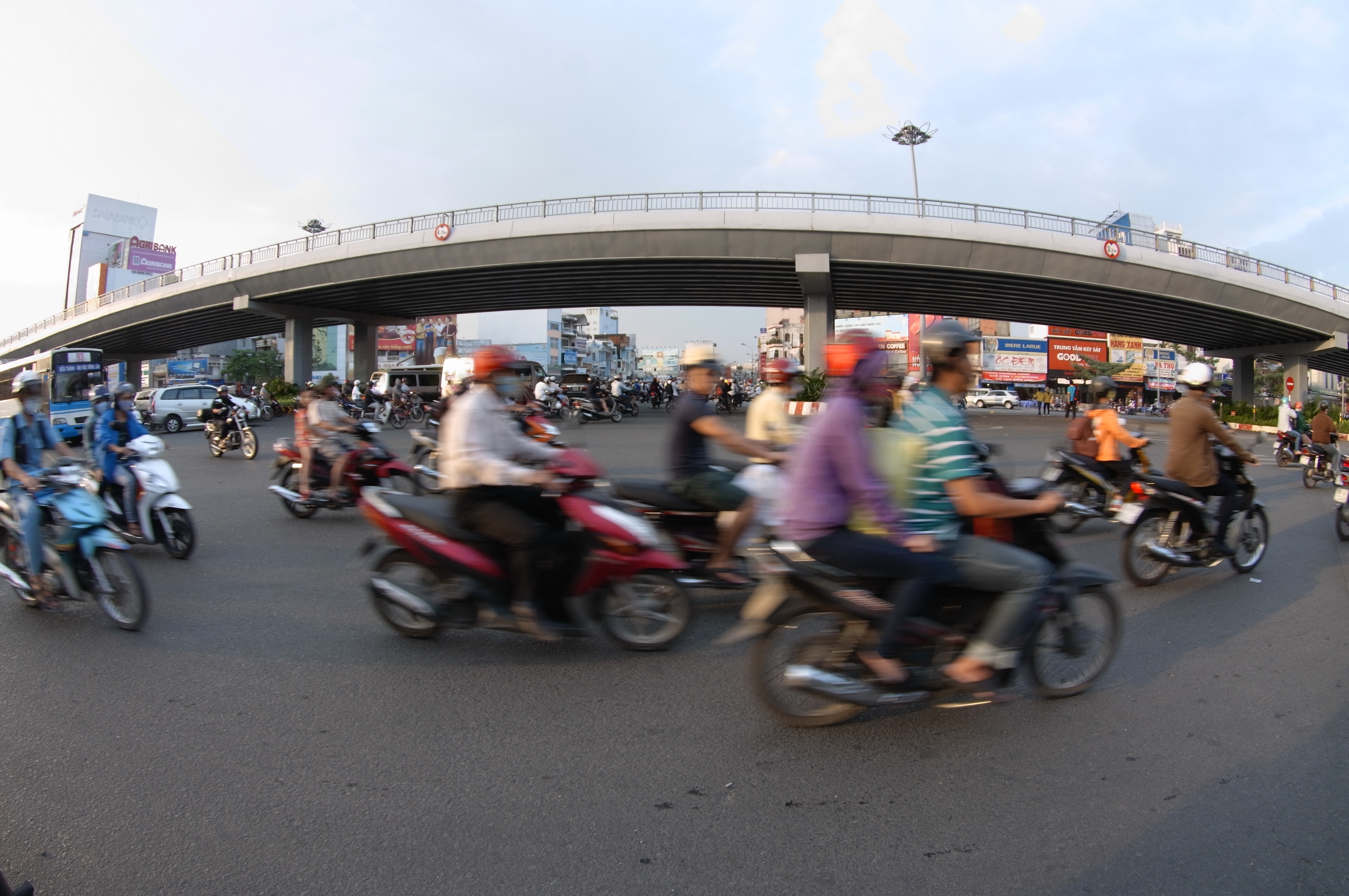 Cầu vượt th&eacute;p v&ograve;ng xoay H&agrave;ng Xanh rộng 16 m, gồm 4 l&agrave;n xe, tổng chiều d&agrave;i 390 m (ri&ecirc;ng phần cầu d&agrave;i 220 m), tổng vốn đầu tư 183 tỷ đồng.
