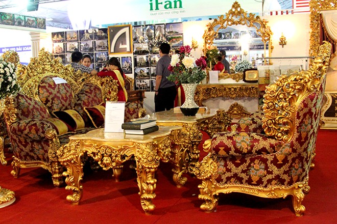Một doanh nghiệp nội thất  tại quận 12, TP.HCM đ&atilde; mạnh dạn đưa c&ocirc;ng nghệ d&aacute;t v&agrave;ng từ nước ngo&agrave;i về Việt Nam để sản xuất những sản phẩm nội thất sang trọng mang phong c&aacute;ch cổ điển phương T&acirc;y. Một bộ sofa bao gồm 1 ghế băng, 2 ghế đơn, 1 b&agrave;n c&oacute; gi&aacute; 550 triệu đồng.