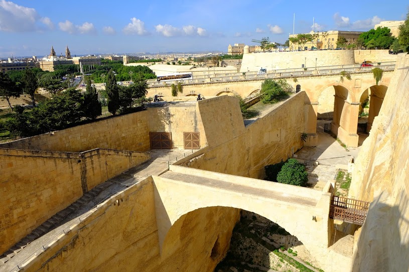Khu vực k&ecirc;nh đ&agrave;o s&acirc;u nhất tại khu vườn Barracca Gardens ở Valletta, thủ đ&ocirc; của nước Cộng h&ograve;a Malta