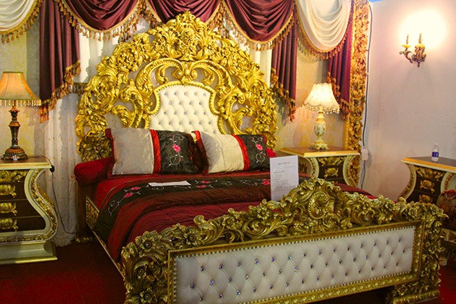 Chiếc giường d&aacute;t v&agrave;ng &Yacute; đặc biệt n&agrave;y c&oacute; gi&aacute; 350 triệu đồng.