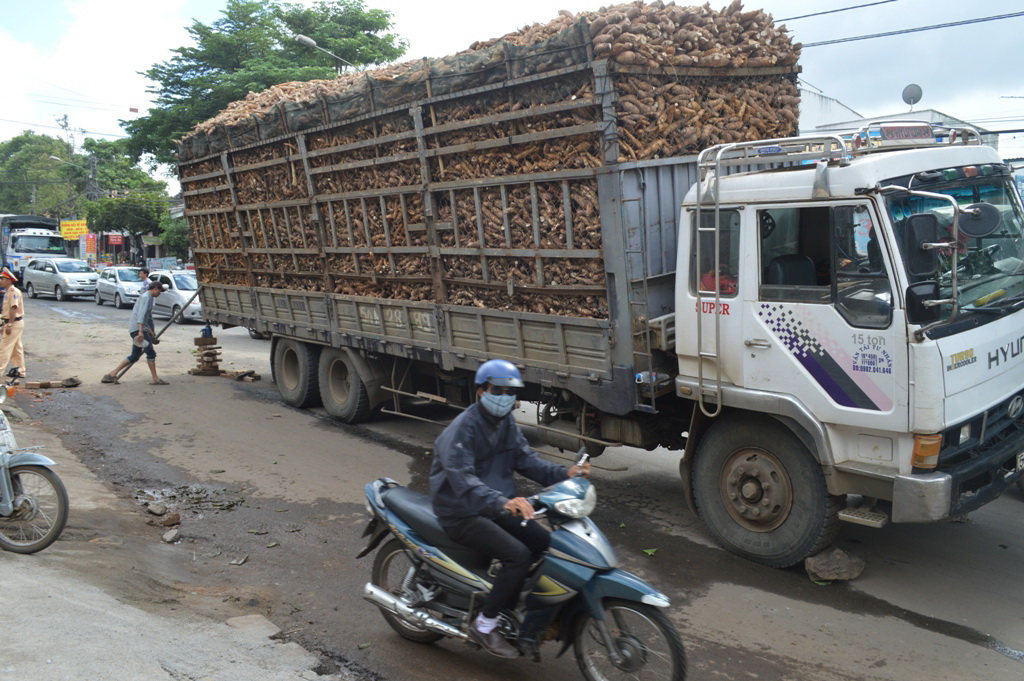 T&agrave;i xế đ&atilde; d&ugrave;ng c&aacute;c vật dụng để chống cho xe khỏi lật