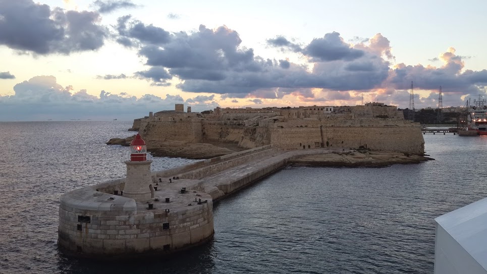 Ngọn hải đăng cổ trên đảo Malta