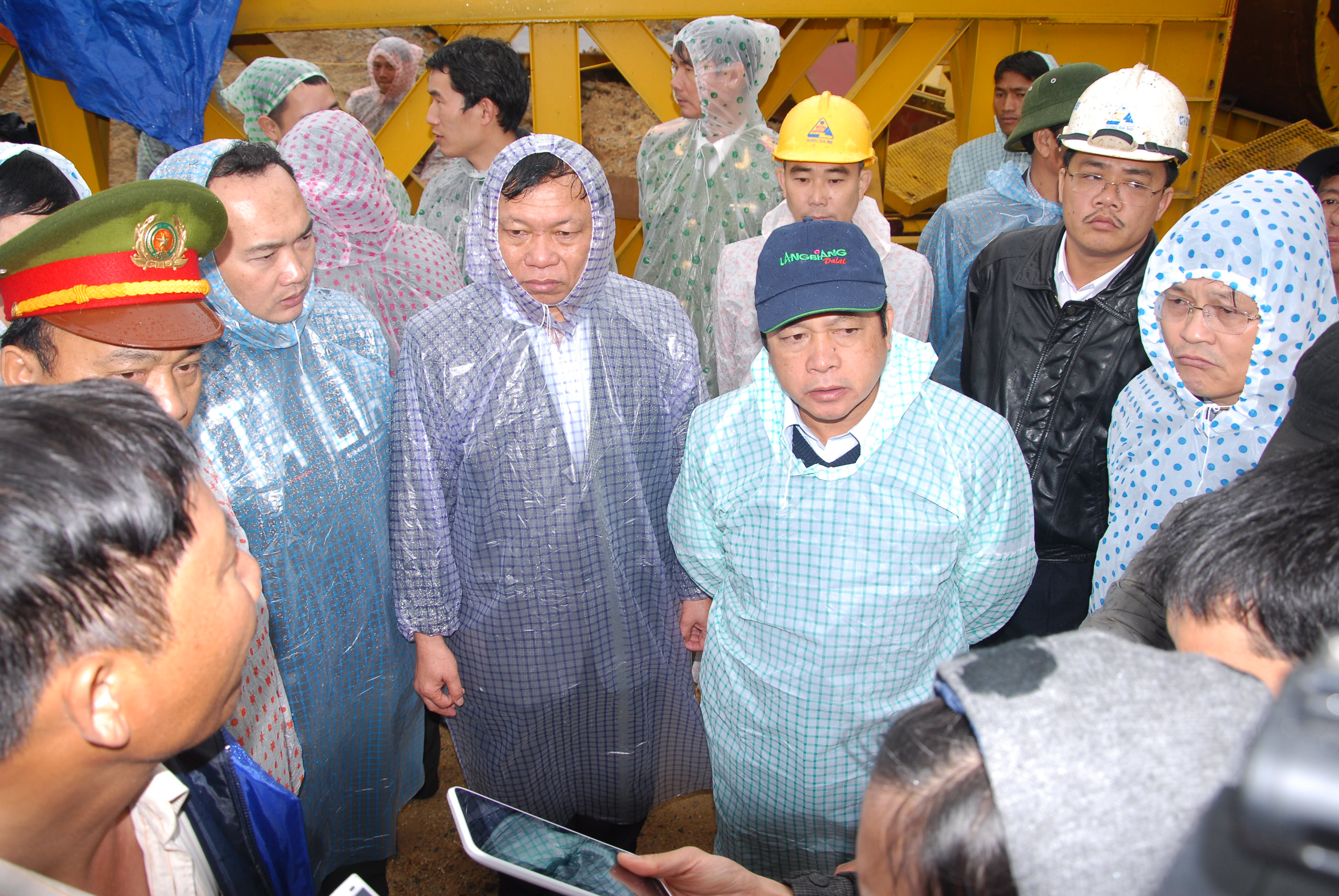 L&atilde;nh đạo tỉnh L&acirc;m Đồng c&oacute; mặt tại hiện trường để chỉ đạo c&ocirc;ng t&aacute;c cứu hộ
