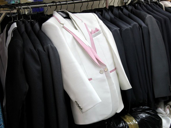 Đồ vest ch&uacute; rể đủ kiểu d&aacute;ng chỉ c&oacute; gi&aacute; từ 250.000 &ndash; 650.000 đồng/bộ, được khuyến m&atilde;i th&ecirc;m một chiếc c&agrave; vạt.