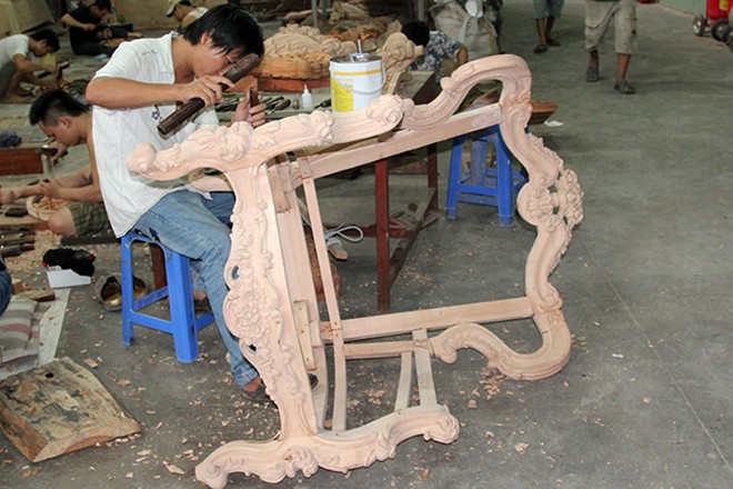 Những chiếc ghế kiểu cổ điển ch&acirc;u &Acirc;u đang th&agrave;nh h&igrave;nh dưới b&agrave;n tay của người thợ mộc Việt. Trước đ&oacute; để c&oacute; những bộ nội thất sang trọng n&agrave;y, nhiều dinh thự, l&acirc;u đ&agrave;i tại S&agrave;i G&ograve;n phải nhập nguy&ecirc;n bộ từ nước ngo&agrave;i.