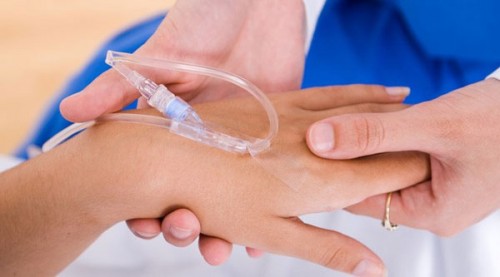 Suýt mất mạng vì tự ý truyền dịch