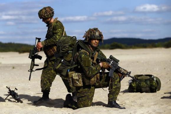 Qu&acirc;n đội Sư đo&agrave;n 3 của Canada tham gia cuộc tập trận do NATO tổ chức c&ugrave;ng lữ đo&agrave;n Bộ binh Mỹ ở Ba Lan th&aacute;ng 5-2014. Ảnh: Reuters